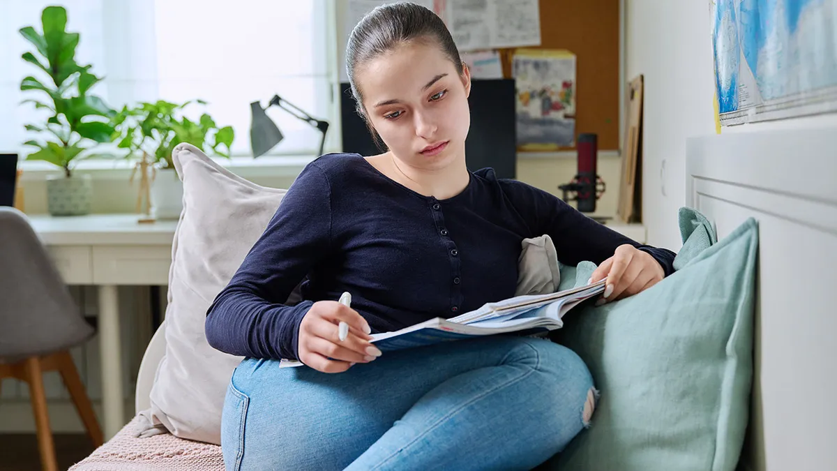 Woman Quietly Moves Out And Takes All The Furniture And Kitchenware She Owns With Her