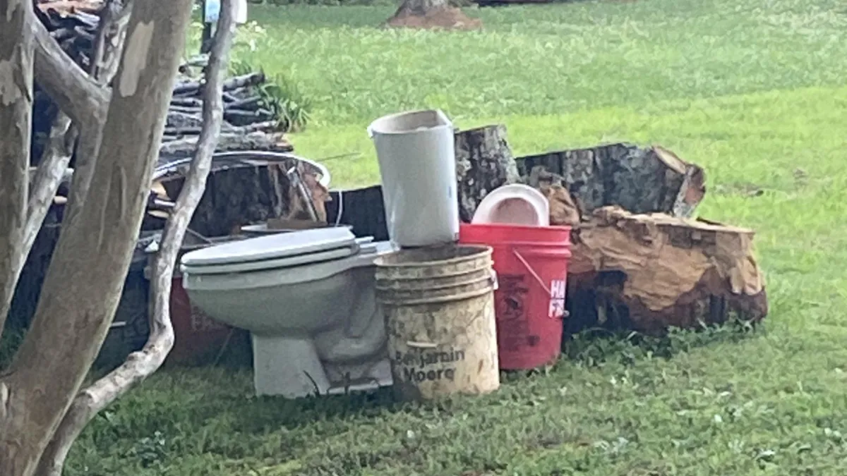 65 Infuriating Photos Of Neighbors Who Clearly Think The Rules Of Living Next To Others Don’t Apply