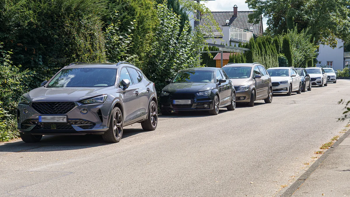 Guy Gets Fed Up With Guests Blocking His Driveway And Makes One Driver Regret Her Parking Choice