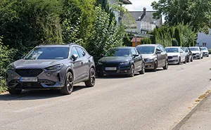 Guy Gets Fed Up With Guests Blocking His Driveway And Makes One Driver Regret Her Parking Choice