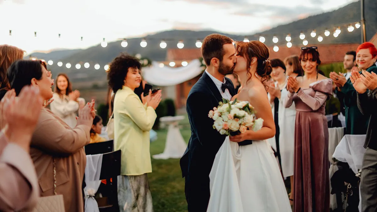 Bride Promised Her Friend The MOH Spot For 15 Years, Then Asked Her To Fetch Drinks At The Wedding