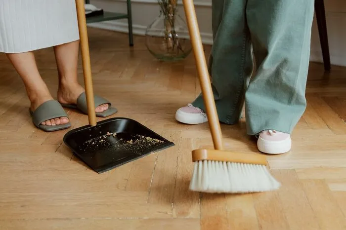 Practical life hacks for easy sweeping and cleaning hardwood floors efficiently