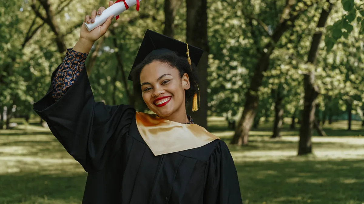 Student Doesn’t Hesitate To Start Spending $760K That Randomly Appeared In Her Account One Day