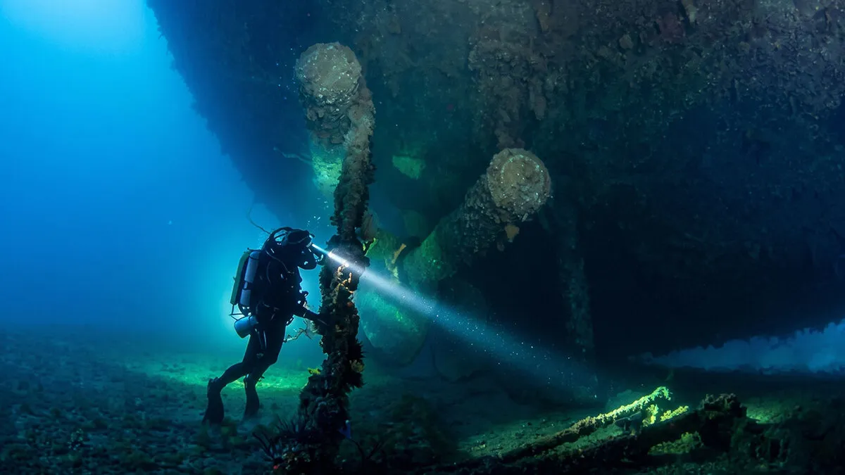 64 Unnerving Photos Of Submerged Objects That Show Why Some People Fear What’s Underwater (New Pics)