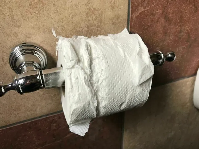 Cuando Trabajas En Una Fábrica De Papel Higiénico Pero Esperan Que Te Limpies Con Esto