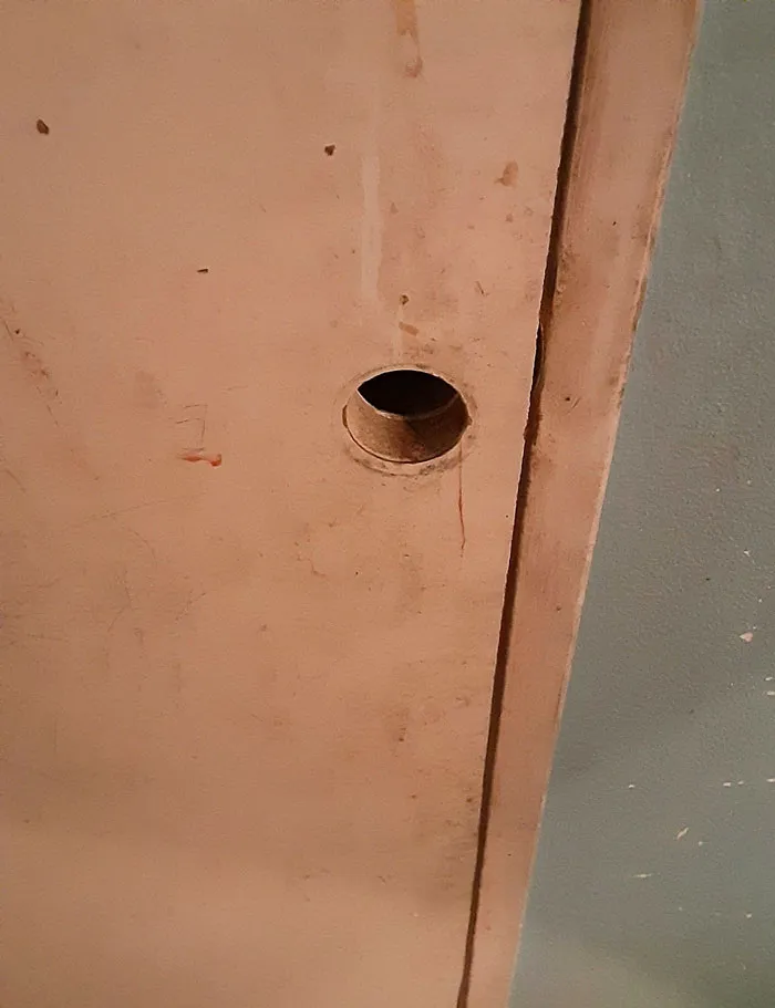 Mi padre dice que no merezco ni necesito un pomo en la puerta
