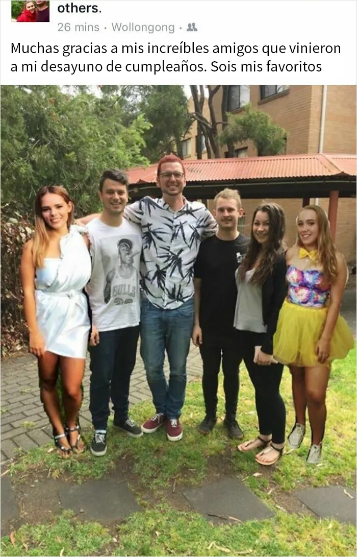 Este tipo photoshopeó a 2 chicas que le gustan en su foto de cumpleaños. Ellas le bloquearon al verla