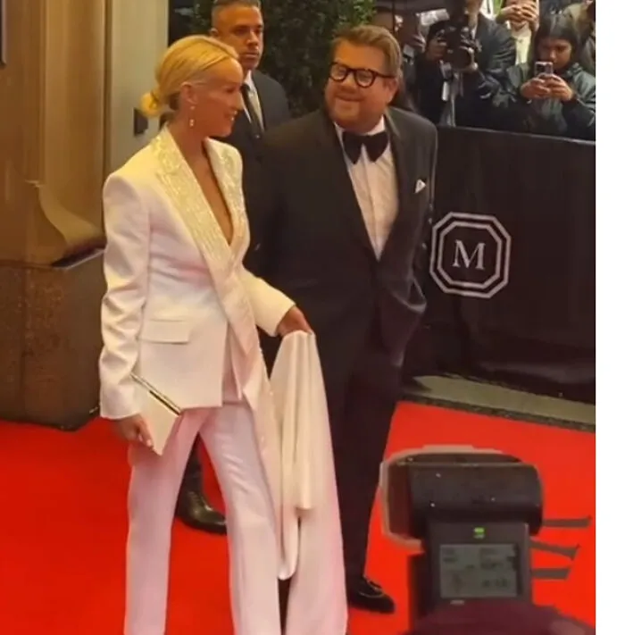 La llegada de James Corden con un aviso en redes
