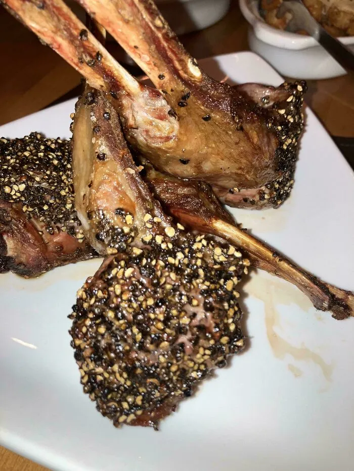 Pedí pimienta fuerte para mis chuletas de cordero con costra de pimienta