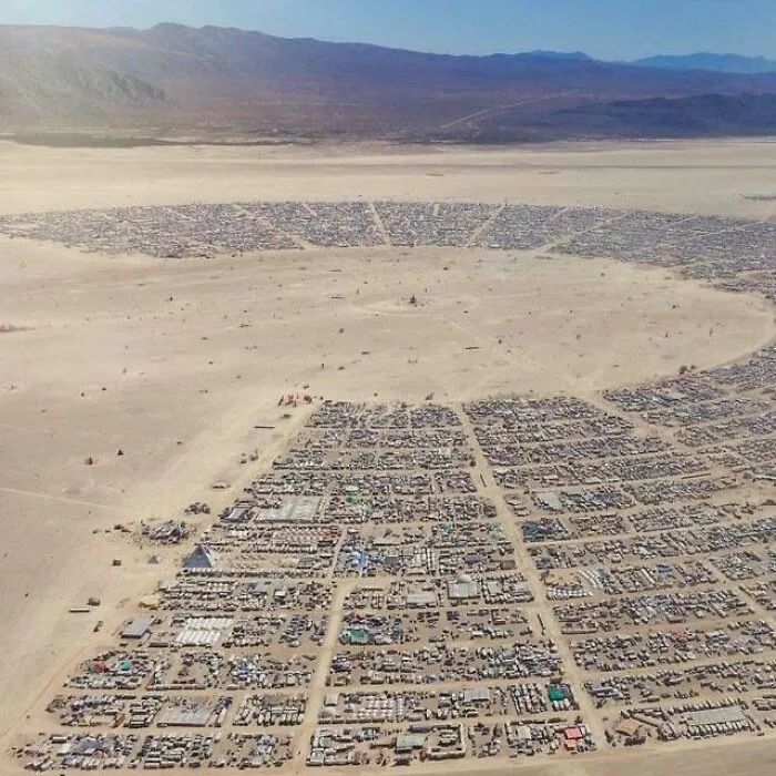 Vista aérea de una ciudad en el desierto mostrando una perspectiva curiosa y única desde arriba.