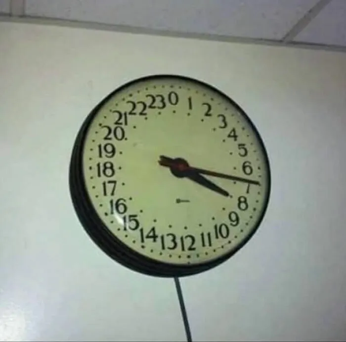 Reloj de pared con 24 horas y números desordenados, imagen bendecida y maldita al mismo tiempo.