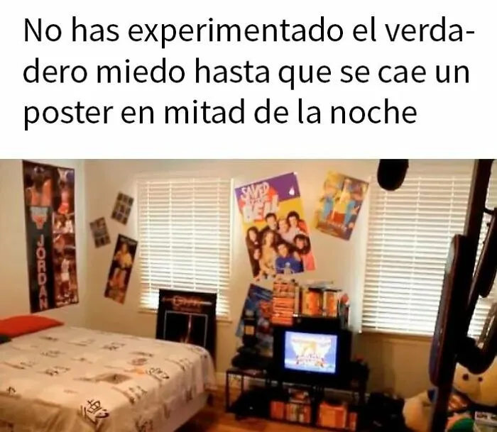 Habitación retro con posters antiguos cayendo, televisor CRT y referencias que solo entenderás si eres mayor.