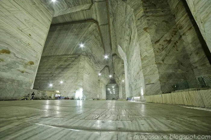 Interior de una cueva con grandes formaciones de piedra, una de las cosas interesantes que la gente encontró y compartió.