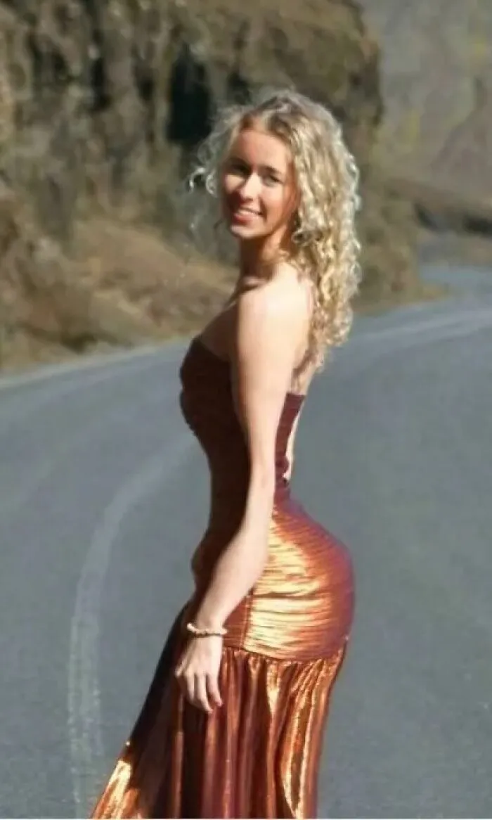 Mujer con vestido brillante en carretera, ejemplo de momentos en los que Instagram colapsó bajo el peso de la realidad.