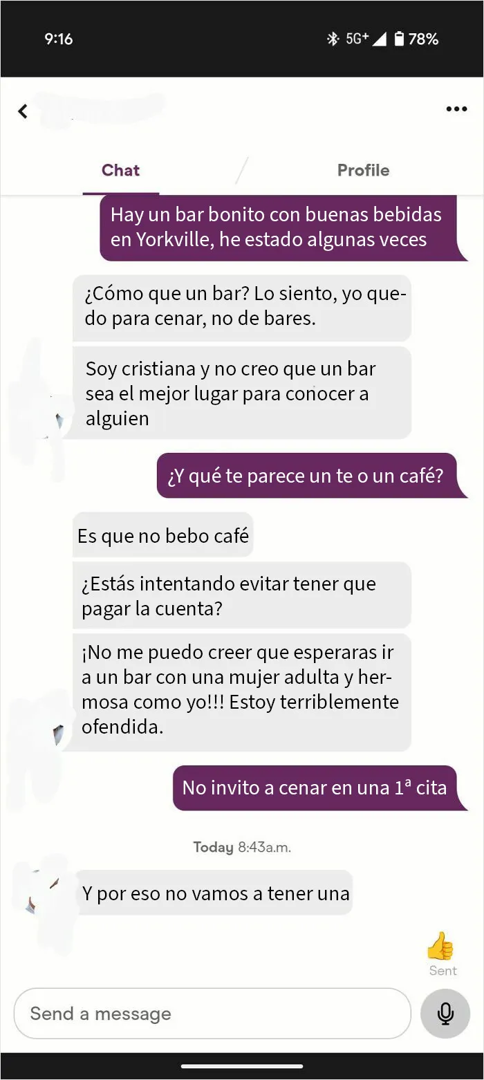 Mujer adulta y hermosa exige cena