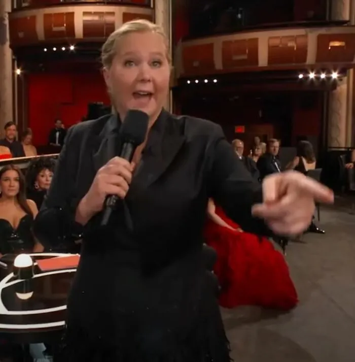 Amy Schumer hizo una broma sobre Kirsten Dunst por estar "ocupando un asiento", justo después de que Chris Rock recibiera una bofetada.