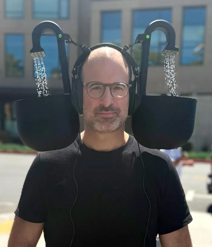 Hice unos auriculares con una bomba de agua que produce sonidos naturales de lluvia continuos.