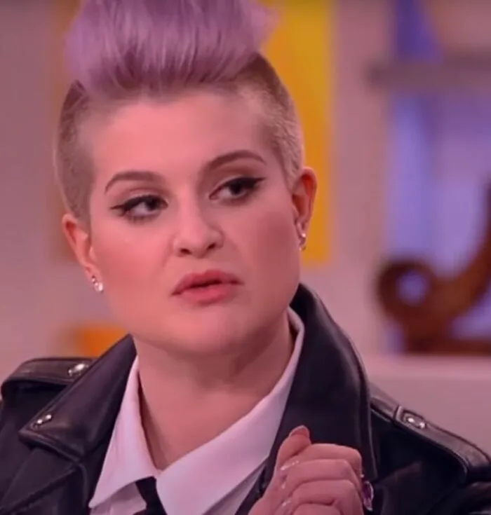 El intento de discurso político de Kelly Osbourne le estalló en la cara
