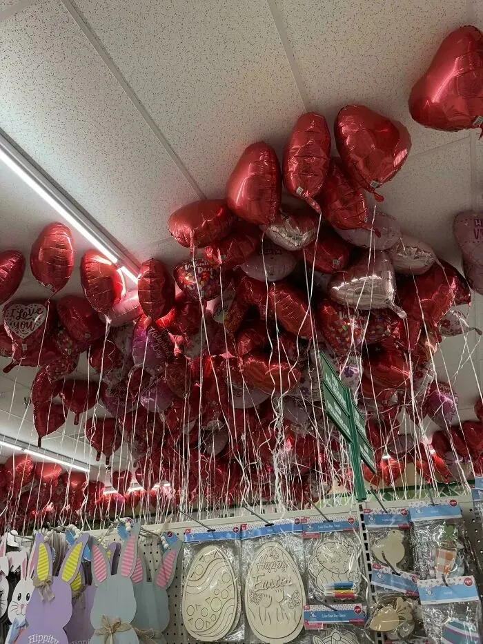 Globos sin vender en la tienda de todo a 1 dólar después de San Valentín. Hay varios pasillos más así.