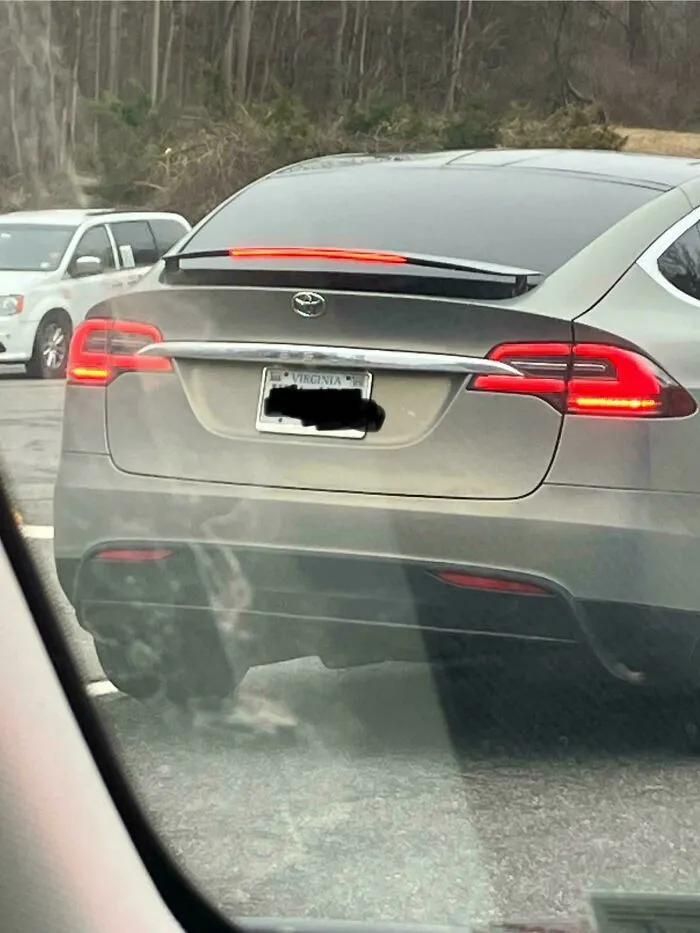 Intento de ocultar un Tesla con un logo de un Toyota