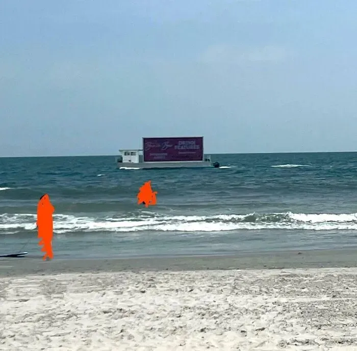 Ni siquiera puedo escapar de los anuncios en la playa