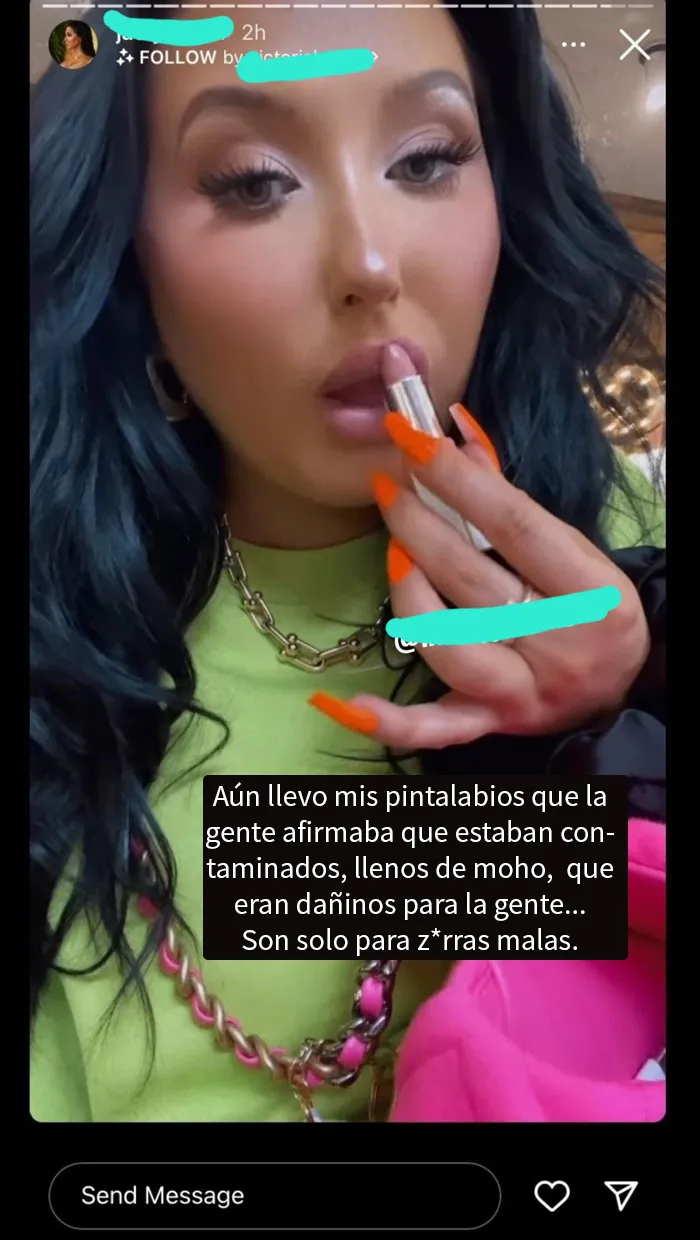 Influencer presume que aún usa su propia línea de labiales viejos y contaminados, que causaron lesiones e infecciones tras el lanzamiento del producto.