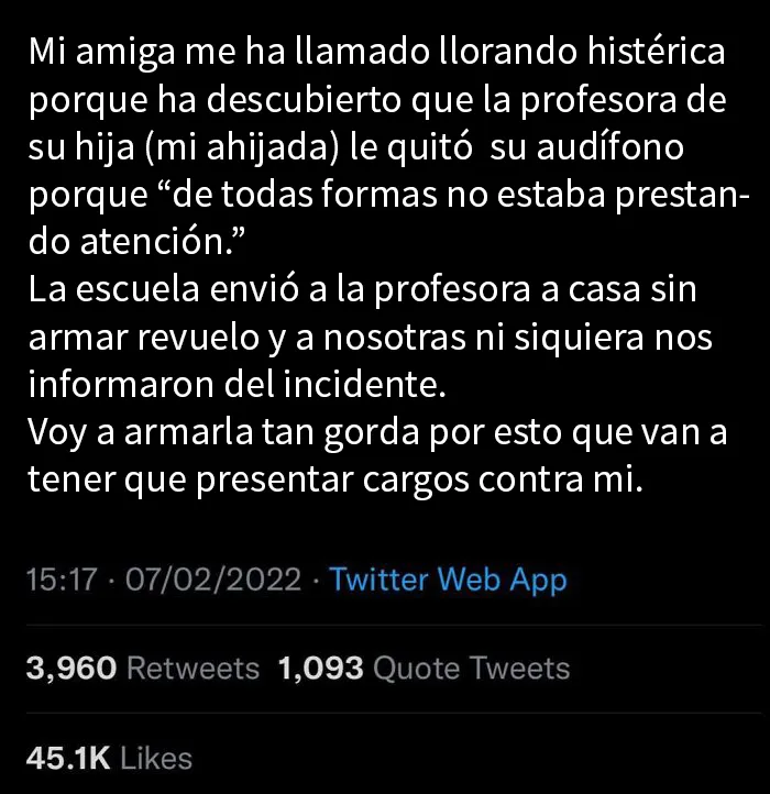 Profesora quitándole los audífonos a una niña como castigo