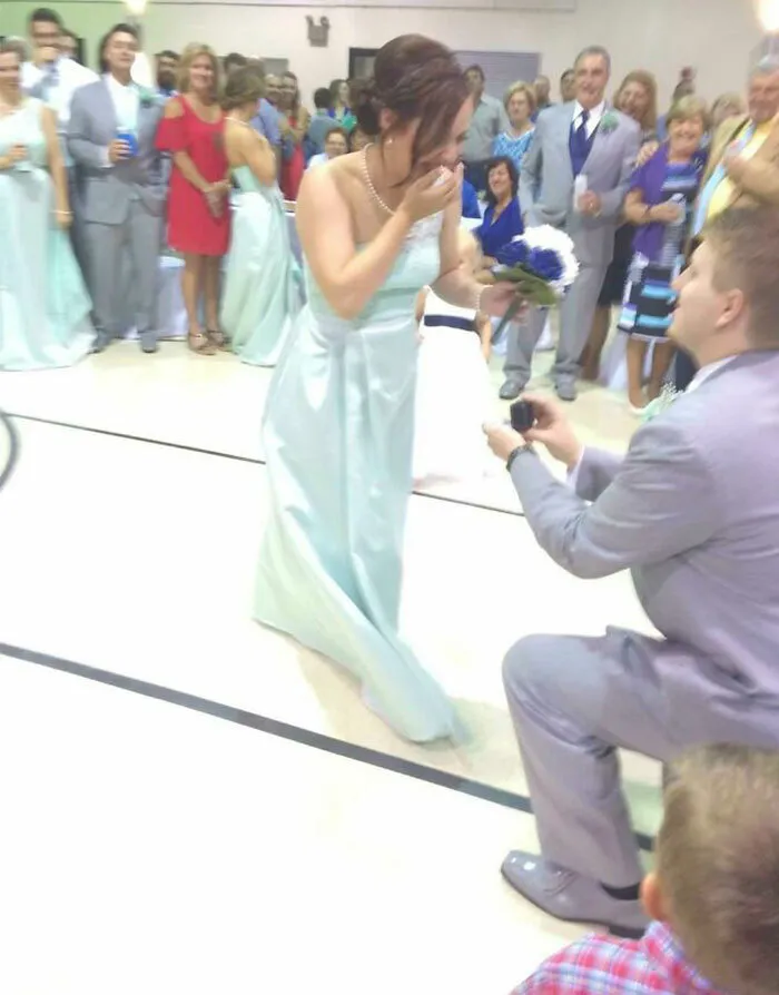 El Mejor Momento Para Pedir Matrimonio A Alguien Es A Una Dama De Honor Durante Una Boda, Claro Que Sí