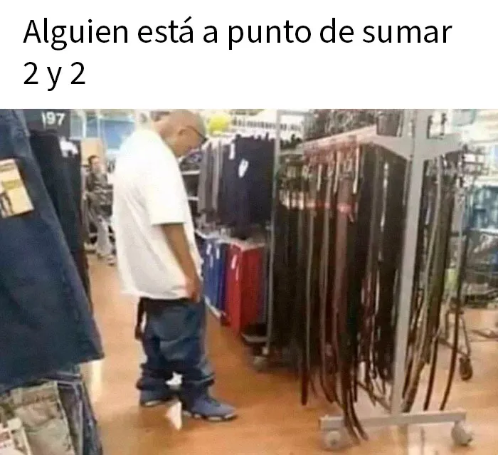 Hombre en Walmart con pantalones caídos y cinturones colgados, imagen divertida y confusa de personas en Walmart.