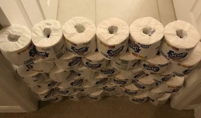 Estaba fuera de la ciudad y le pregunté a mi papá si podía traer papel higiénico a mi casa. Al llegar a casa, encontré esto en la puerta del baño.