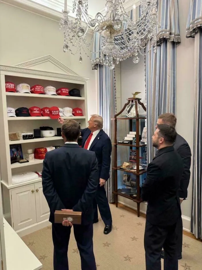 Intento de vender souvenires a los líderes mundiales en la tienda de regalos MAGA