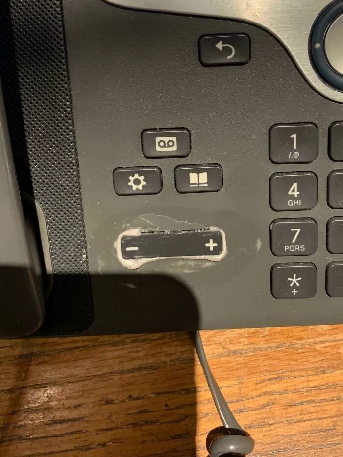 El gerente pegó el botón de volumen al teléfono para que no podamos cambiarlo