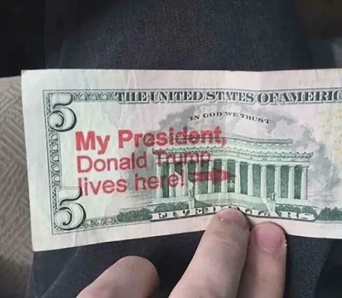 Hay algún idiota estampando esto en los billetes de cinco dólares, creyendo que el monumento a Lincoln es la Casa Blanca.
