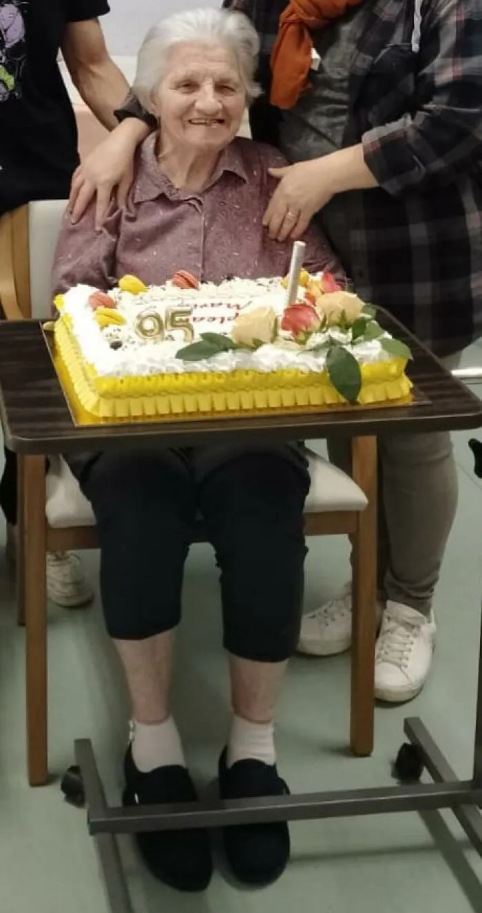 Mi abuela cumplió 95 años, y mi madre compró un pastel para toda su sección de la residencia de ancianos. Los demás residentes estaban encantados y todos le cantaron el "Cumpleaños feliz".