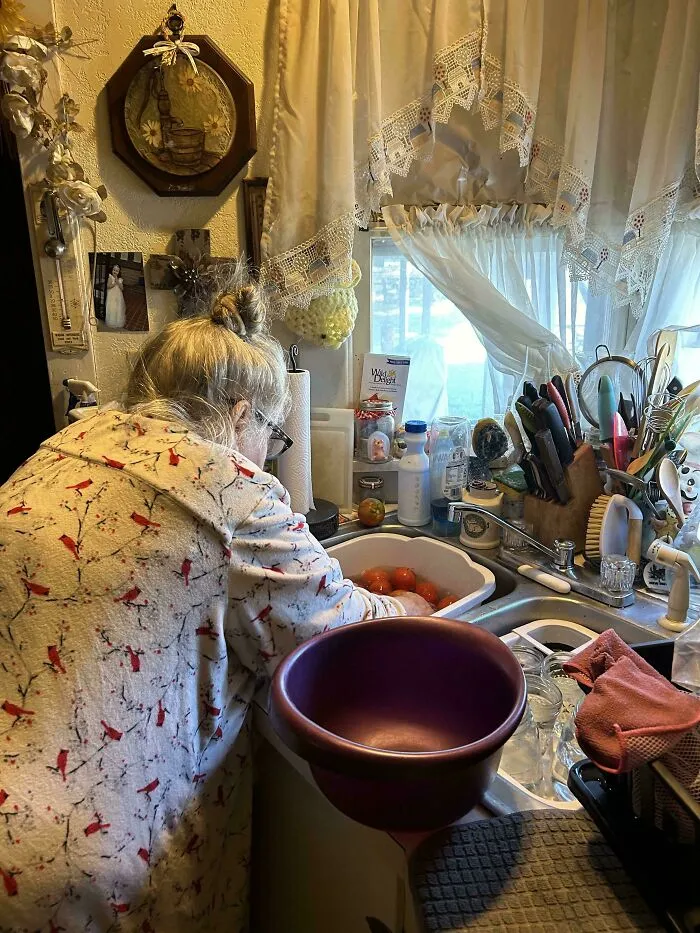 Esta es mi madre de 93 años preparando salsa de pizza con la última cosecha de tomates de su huerto.