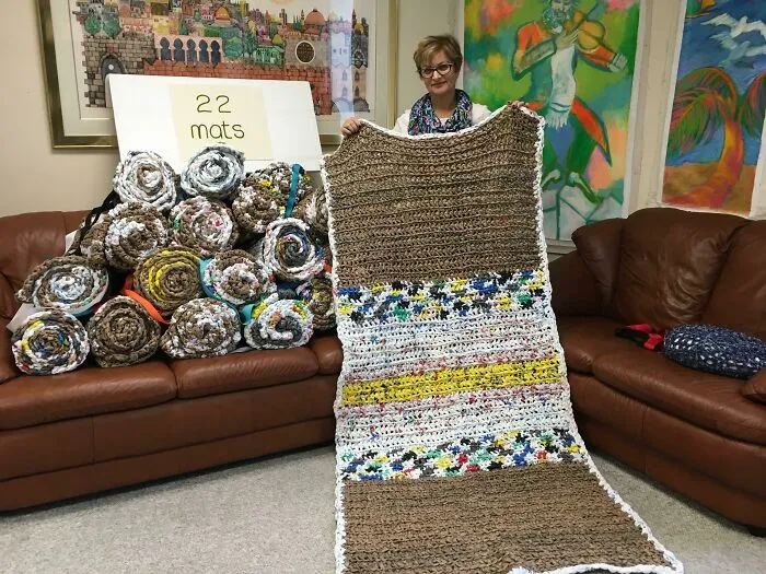 Hoy, mi mamá donó 22 mantas tejidas a ganchillo con bolsas de plástico recicladas al albergue local para personas sin hogar.