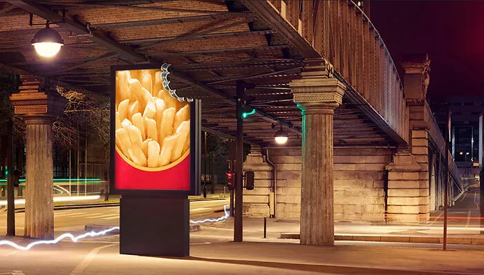 Carteles publicitarios divertidos y brillantes promocionando la fábrica de fudge y diversión en Uranus Missouri.