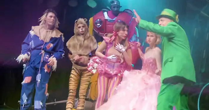 Una función de El mago de Oz indigna al público y provoca que cientos de espectadores abandonen la sala