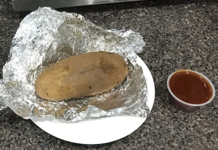 Cuando en la escuela de mi esposa anunciaron que habría barbacoa para la Semana de Agradecimiento al Profesorado, ¡se emocionó al saber que había una opción vegetariana! Era una patata con salsa barbacoa.