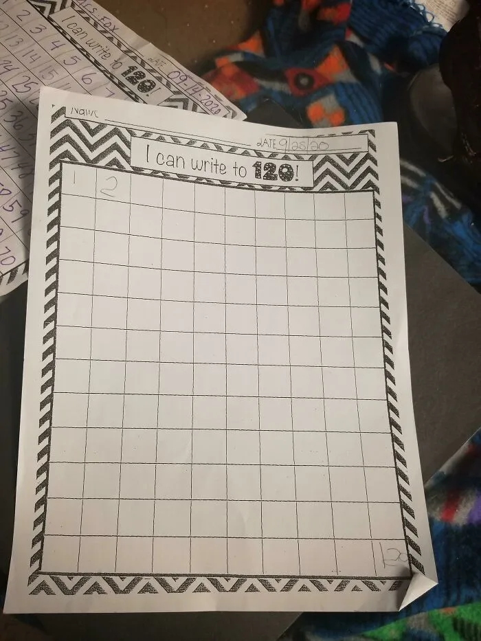 La tarea consistía en escribir del 1 al 120. Lo tomó literalmente.