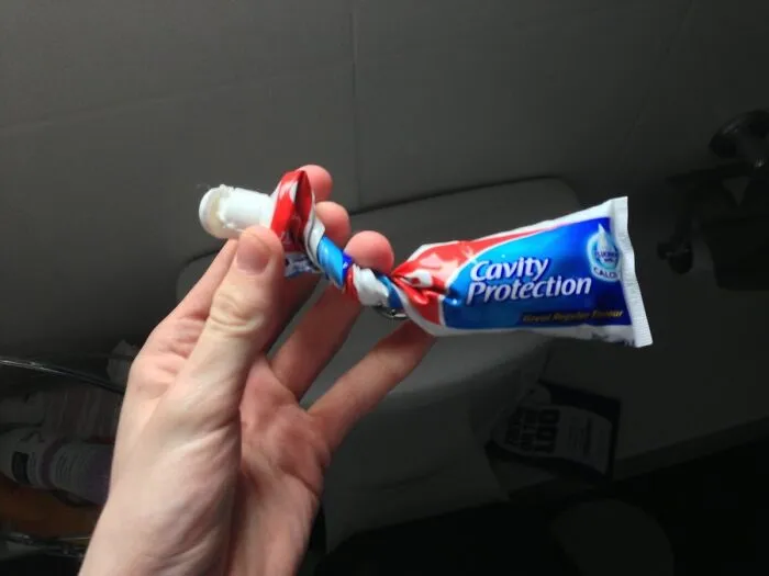 Mi hermana quejándose de que no queda pasta de dientes
