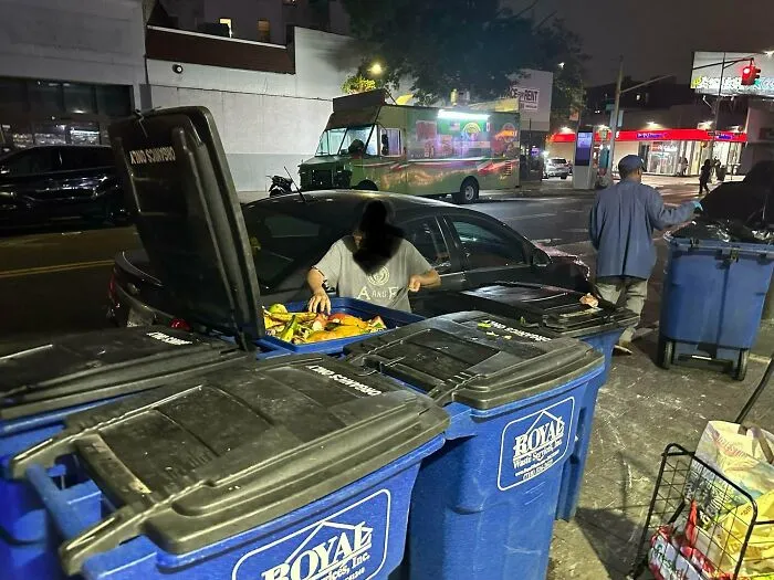 Haciendo la "compra" en el contenedor de compostaje