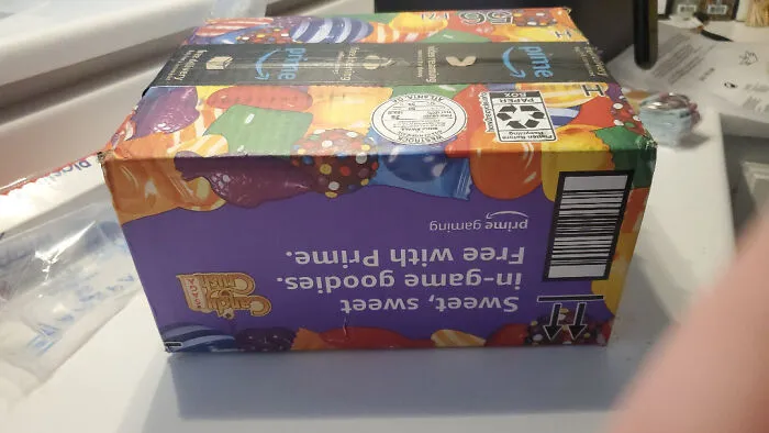 Mi pedido de Amazon (que solo hice después de agotar infructuosamente las opciones locales) llegó dentro de un anuncio de Candy Crush.