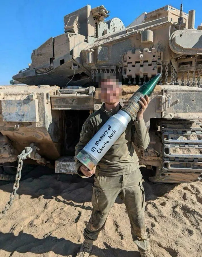 Un soldado israelí escribe "En memoria de Charlie Kirk" en una bomba israelí con destino a Gaza.