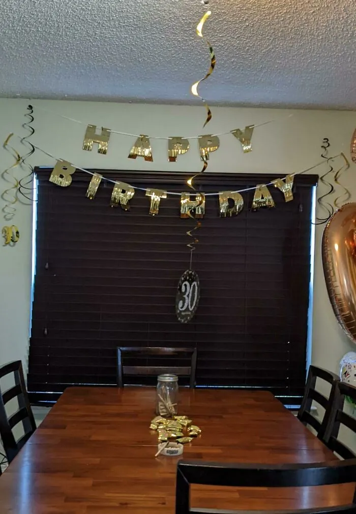 Gasté alrededor de $200 en comida, bebida y decoración para mi fiesta de cumpleaños número 30. Nadie apareció (o desaparecieron sin avisar, cancelaron en el último minuto o dijeron que no podrían venir hasta muy tarde).