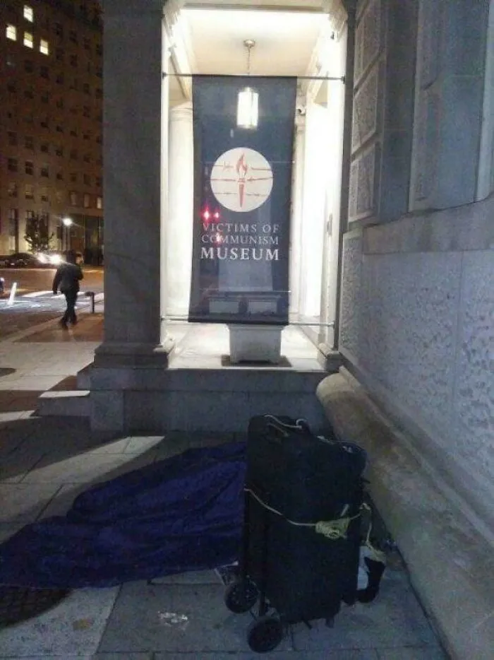 Víctima del capitalismo durmiendo frente al museo de las víctimas del comunismo