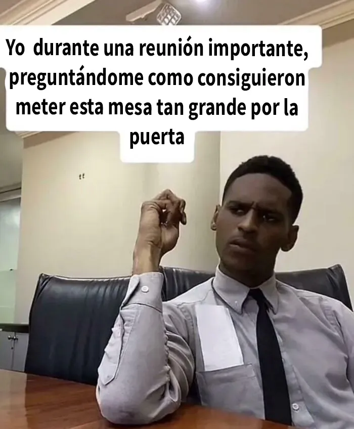 Por eso quieren que todos vuelvan a la oficina. No hay manera de sacar esa mesa sin desmantelar toda la oficina