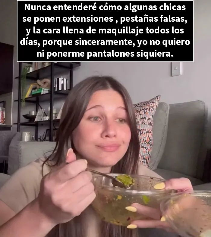 Qué asco de mujeres que se ponen pestañas falsas, no como yo que solo me pongo uñas falsas