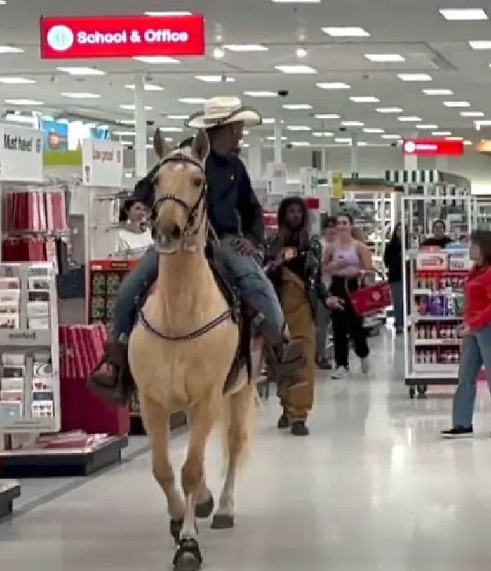 Este tipo que se metió en el supermercado con su caballo