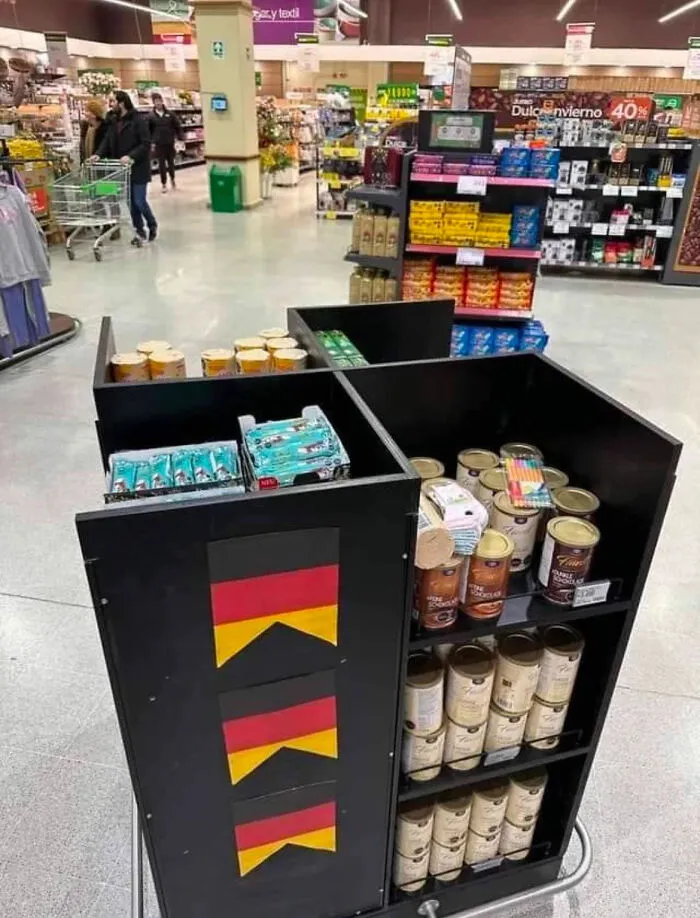 La forma de este estante con productos alemanes